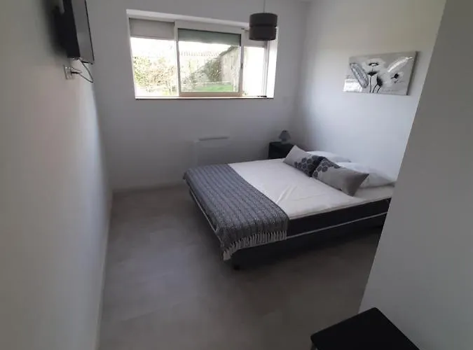 De La Mariee A 7mn Du Puy Du F0u بيت ضيافة Chambretaud